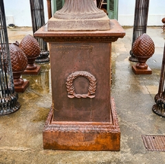 Imagem da Base Barcelona Grande com detalhes em ferro fundido envernizado, representando a excelência em artesanato da Marcenaria Tiradentes.
