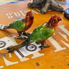 Pássaro Decorativo de Resina Verde, Amarelo e Vermelho na internet