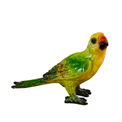 Pássaro artesanal de resina na cor verde com bico vermelho, ideal para decoração sofisticada e sustentável.