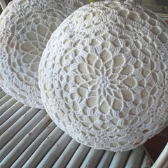 Almohadon 40cm diam. Crochet blanco - comprar online