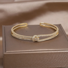 Pulsera ajustable con nudo de circón, brazalete de lujo, chapado en oro de 14k (CMP PLS10017)