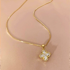 Collar de cadena con colgante de trébol de cuatro hojas en baño de oro Real de 14k CMP CLL10036)