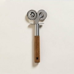 Cortador De Pastas Acero Inox Y Madera Acacia 18,5cm - comprar online