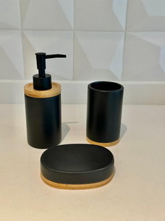 Set de baño de 3 piezas en cerámica negra y bambú, incluye dispensador, vaso y jabonera.