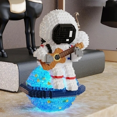 Modelo de astronauta de piezas de guitarra