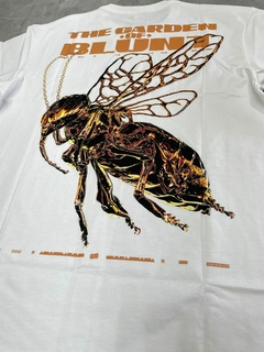 CAMISETA BLUNT BUZZ - BRANCA na internet