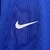 Camisa de futebol masculina da Nike, modelo Torcedor, na cor azul, com detalhes em vermelho e branco, estampada com o logo da seleção francesa.