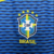 Camisa Nike masculina azul da seleção brasileira com detalhes em verde e amarelo, modelo Torcedor 24/25.