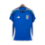 Camisa azul da seleção italiana de futebol, modelo 24/25, da Adidas, com detalhes em verde e vermelho nas mangas e escudo da Itália na parte frontal.