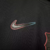 Logotipo da Nike em destaque na camisa preta do Barcelona II 24/25.