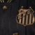 Detalhe da camisa preta e dourada do Santos, edição especial Charlie Brown Jr, com escudo e listras