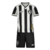 Camisa infantil do Botafogo, na combinação de cores branca e preta, com detalhes do logo e calção preto.