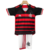 Conjunto infantil do Flamengo I 24/25 da Adidas, com camiseta preta e vermelha listrada e calção branco.