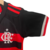 Conjunto infantil do Flamengo I 24/25 da Adidas, com camiseta preta e vermelha listrada e calção branco.