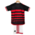 Conjunto infantil do Flamengo I 24/25 da Adidas, com camiseta preta e vermelha listrada e calção branco.