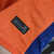 Camisa de futebol masculina laranja da Nike, com detalhes em azul e escudo da seleção da Holanda.