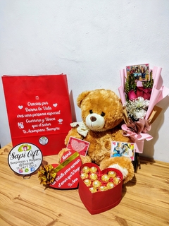 CAJA DE CORAZON CON RAMO Y PELUCHE