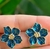 Brinco mini flor azul esmaltada