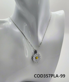 Collar con Dije de Flor Blanca