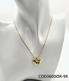 Collar con Dije de Corazon Dorado con Pedreria Incrustada al Centro