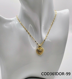 Collar con Dije de Corazon Dorado con Pedreria Incrustada al Centro