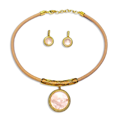 Conjunto de colar em couro nude e pingente com quartzo rosa