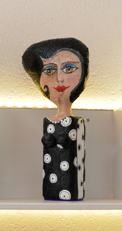 Muñeca - Mujer vestido negro lunares blancos