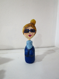 Muñeca - Mujer de anteojos cuadrados