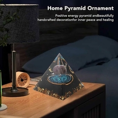 Enfeite de pirâmide de cristal na internet