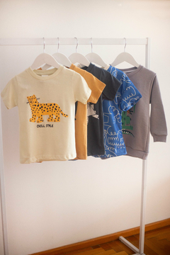 Combo 3 Remeras (Guepardo, Leopard, Dino Geometrico) + Remeron Azul + Buzo Cocodrilo - comprar online