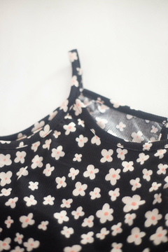 Musculosa Tiritas Flores negras - comprar online