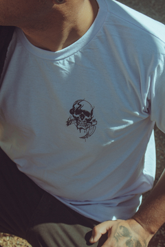 CAMISETA ENIKMOS BRANCA SKULL SICKLE