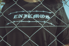 CAMISETA ENIKMOS PRETA BARBED WIRE na internet