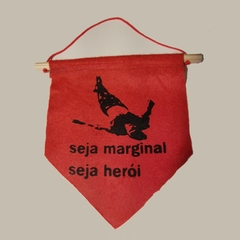 Flâmula de feltro, na cor vermelha, com a estampa: Seja Marginal, seja herói.