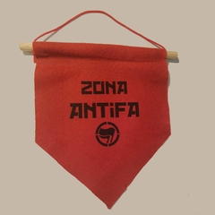 Flâmula de feltro, na cor vermelha, com a estampa Zona Antifa.