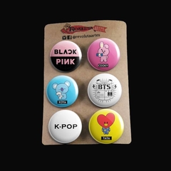 Kit com seis bottons ou imãs estampas de bandas K-Pop.