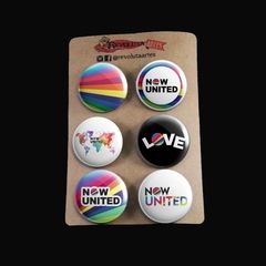 Kit com seis bottons ou imãs estampas do grupo Now United.