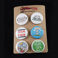 Kit com seis bottons ou imãs estampas sobre veganismo.
