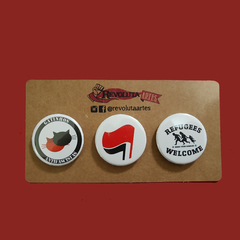 Trio de bottons e/ou imãs, com estampas de antifascista.
