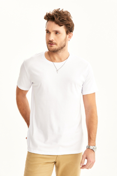 Camiseta branca lisa na internet