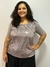 Camiseta em paetê e malha cinza Plus Size