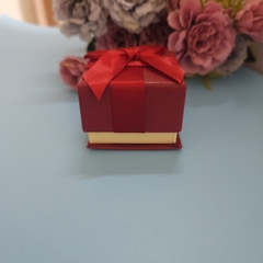 Estuche rojo/beige para anillo