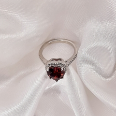 Anillo rojo corazón en internet