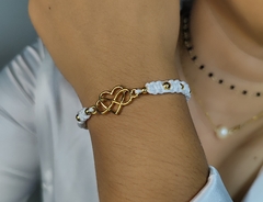 Pulsera de hilo chino en tono blanco y dorado con dije infinito de chapa de oro con separadores de chapa de oro, ajustable con 31 cm aproximadamente.