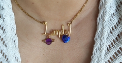 Nombre personalizado en tono Dorado, incluye cadena de acero inoxidable con dos dijes disponibles a elección. 
la cadena es de 45cm que puede ser modificada al tamaño sugerido o que se indique, la cadena puede ser lisa o modificar con flor de cristales si