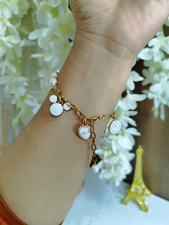 Pulsera nácar con dijes