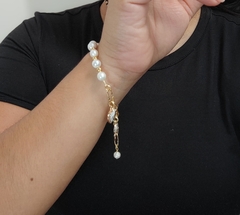 Pulsera perlas nácar con dijes - - comprar en línea