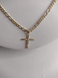 Corrente Figaro 3x1 60cm com Pingente Crucifixo Banhada a Ouro 18k+Pulseira Figaro Brinde - comprar online