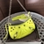 Bolsa Balenciaga Le Cagole Mini Amarelo Fluorescente: Uma bolsa mini Balenciaga Le Cagole em amarelo fluorescente, perfeita para adicionar um toque de cor vibrante ao seu visual.