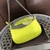 Bolsa Balenciaga Le Cagole Mini Amarelo Fluorescente: Uma bolsa mini Balenciaga Le Cagole em amarelo fluorescente, perfeita para adicionar um toque de cor vibrante ao seu visual.